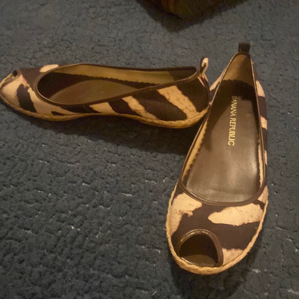 Banana republic open till flat sandals